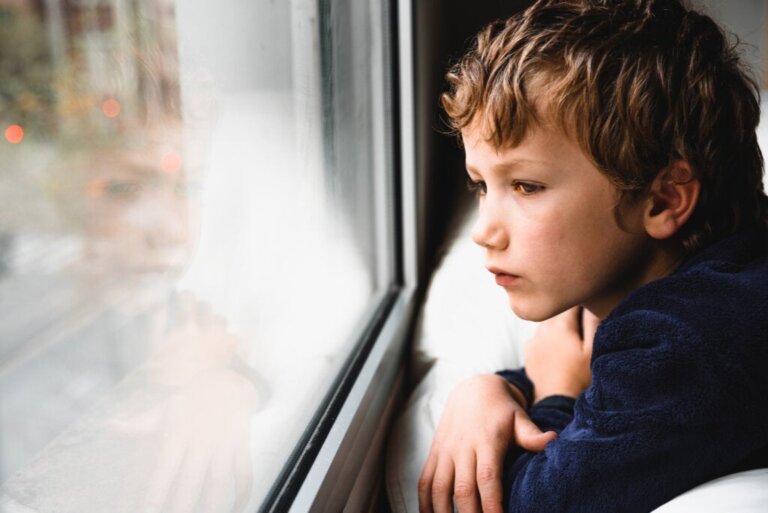 Crianças que se sentem solitárias: por que isso acontece e quais são seus efeitos?